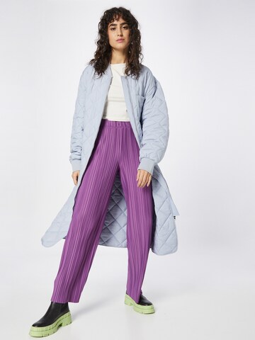 Gina Tricot Normalny krój Spodnie 'Dani' w kolorze fioletowy