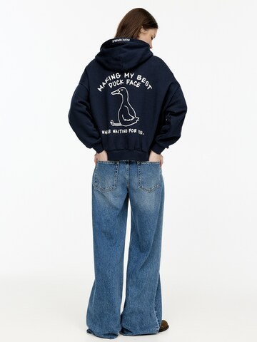 Sweat-shirt 'DUCK' Pull&Bear en bleu