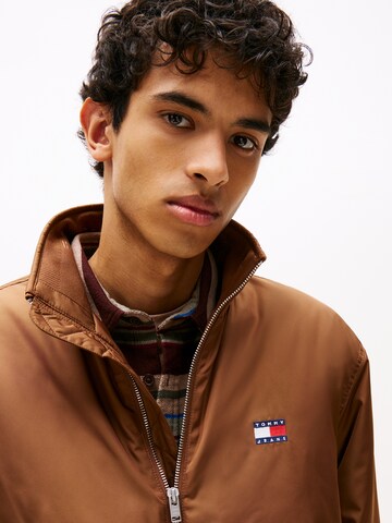 Tommy Jeans Overgangsjakke 'ESSENTIAL' i brun