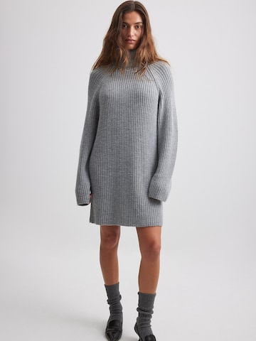 NA-KD Knitted dress in Grey: front
