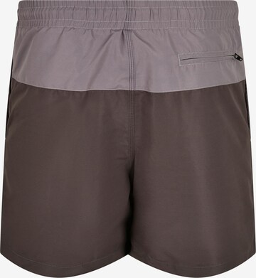 Urban Classics Badeshorts i brun