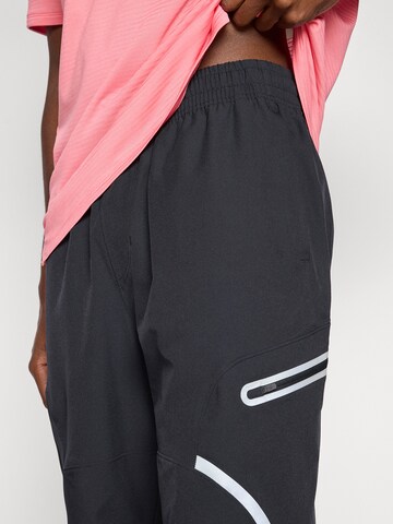 juoda UNDER ARMOUR Standartinis Sportinės kelnės 'Unstoppable'