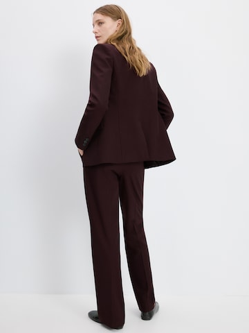 Evazați Pantaloni cu dungă 'PBBERGEN' de la MANGO pe roșu