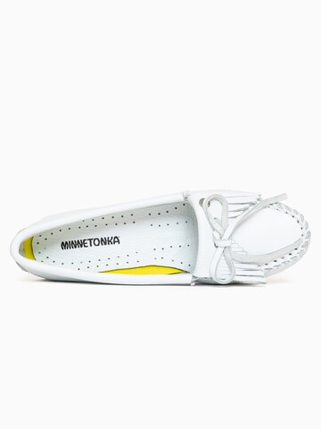 Mocassino 'Kilty' di Minnetonka in bianco