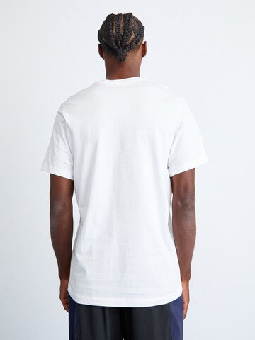 Tricou '6MO FUTURA FAHO25' de la Nike Sportswear pe alb