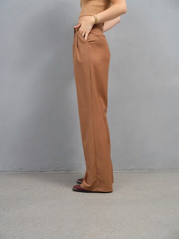 A LOT LESS Wide leg Pleated Pants 'Mila' in Brown