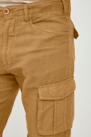 !Solid Regular Cargo Pants in Brown