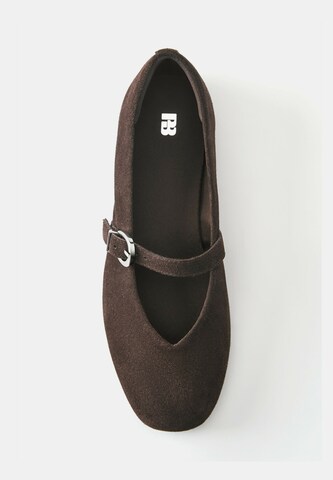 Pull&Bear Ballerina in Brown