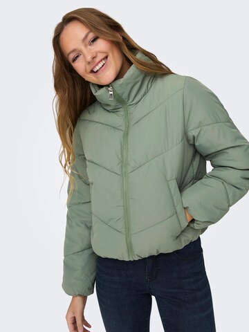 ONLY Демисезонная куртка 'MAGGI' в Зеленый