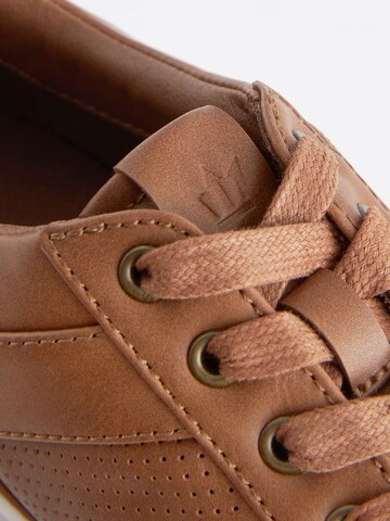 Sneaker bassa di Next in marrone