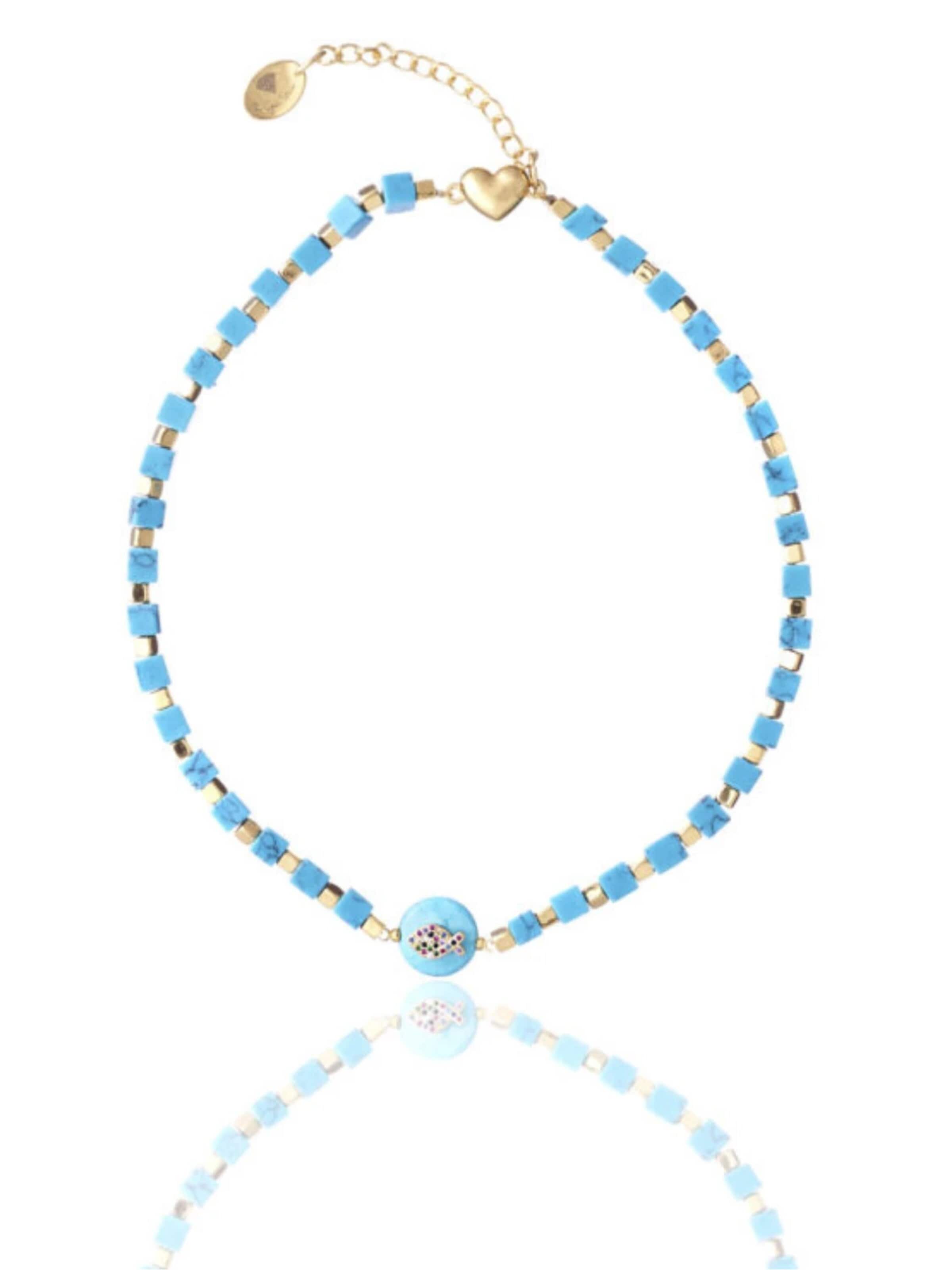 THE GEM STORIES JEWELRY - Cadena 'Turquoise Cubes Necklace with Fish Element' en azul: frente