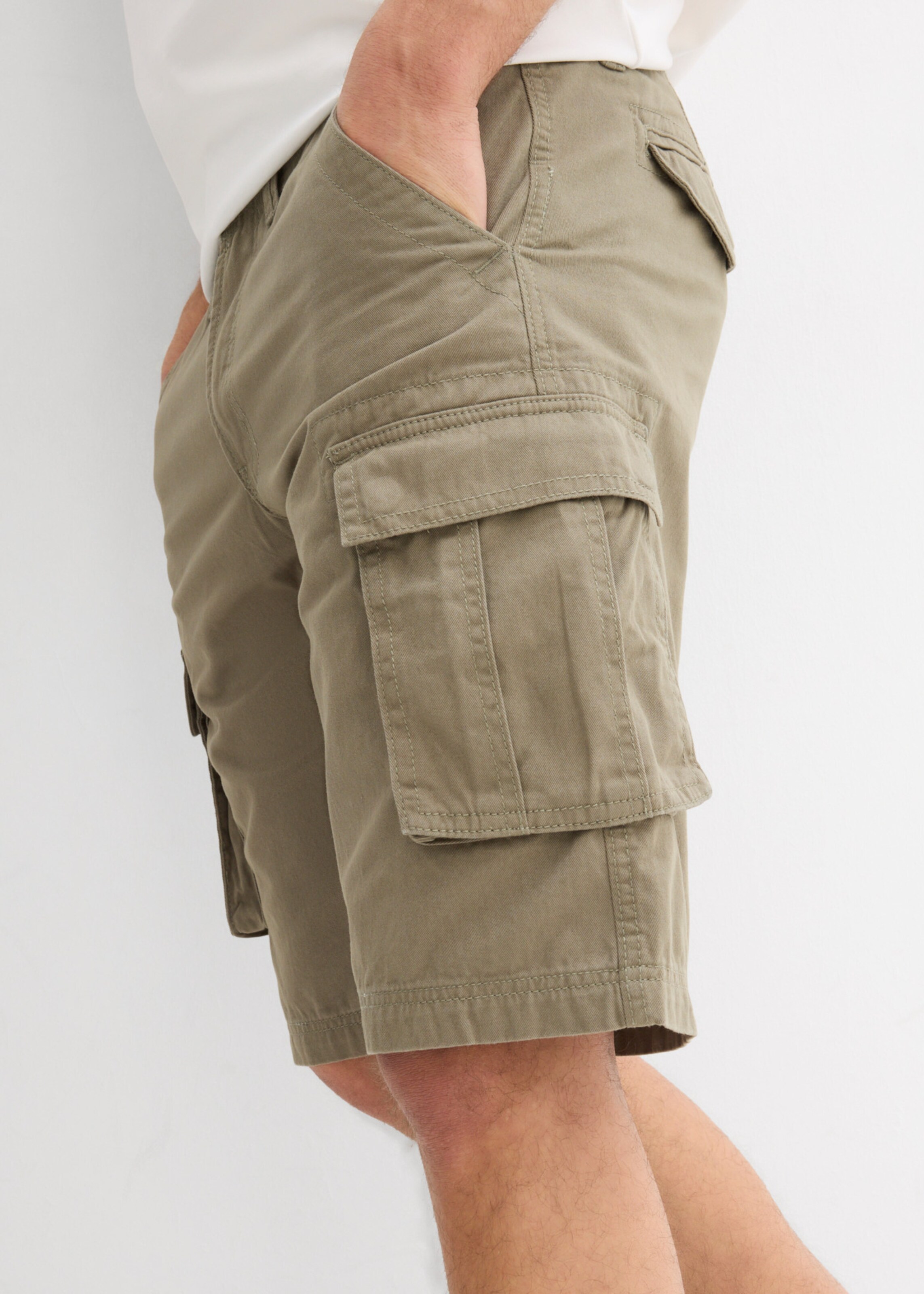 bonprix Regular Cargobermudas in Grün
