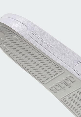 Claquettes / Tongs 'Adilette' ADIDAS SPORTSWEAR en blanc