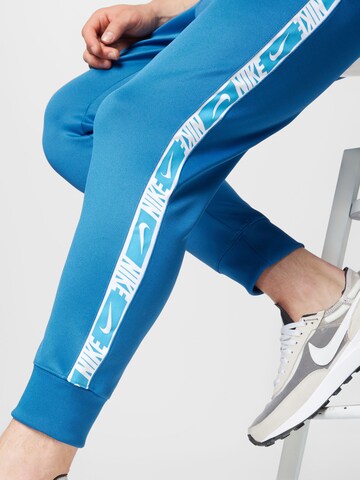 Tapered Pantaloni de la Nike Sportswear pe albastru