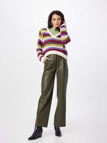 Nasty Gal - Regular Calças com pregas em verde