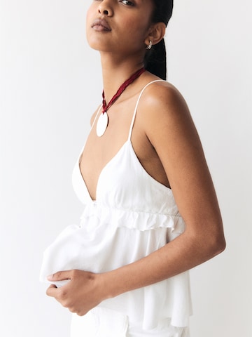 Top de la Pull&Bear pe alb: față