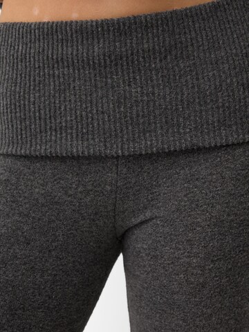 Flared Pantaloni di Bershka in grigio