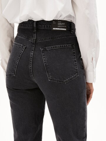 ARMEDANGELS Loosefit Jeans 'MAIRA' in Zwart