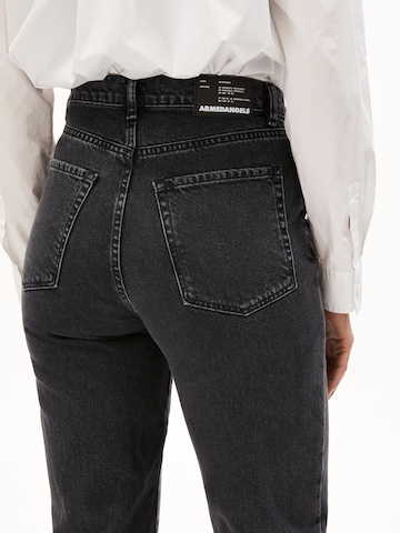 ARMEDANGELS جينز واسع جينز 'MAIRA' بلون أسود