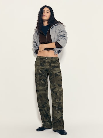 Regular Pantalon cargo Bershka en vert : devant