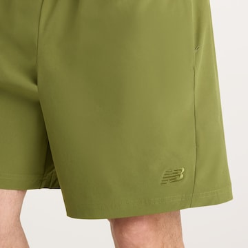 new balance - Loosefit Pantalón 'Athletics Stretch Woven Short 7"' en verde
