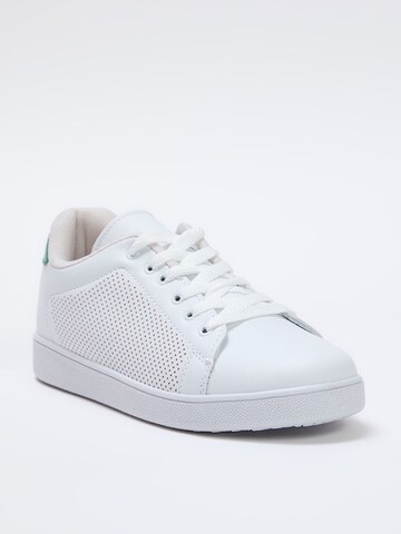 Sneaker low de la Trendyol pe alb: față