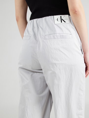 Calvin Klein Jeans Lużny krój Spodnie w kolorze szary