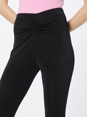 Evazați Pantaloni de la Nasty Gal pe negru