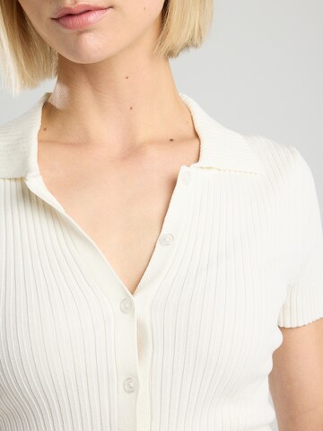 Haut America Today en blanc