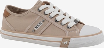 Baskets basses MUSTANG en beige : devant
