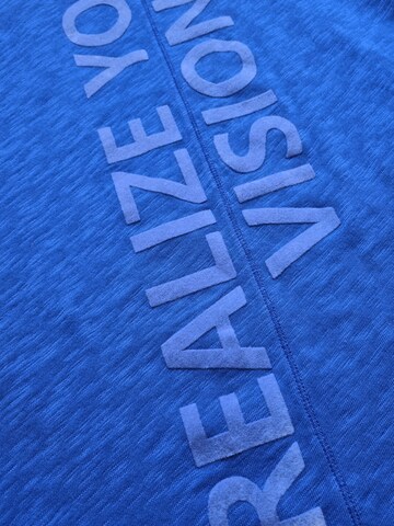 Maglietta 'Tshirt V-Ausschnitt mit Flockprint - PenelopeC' di LIKS. Munich in blu