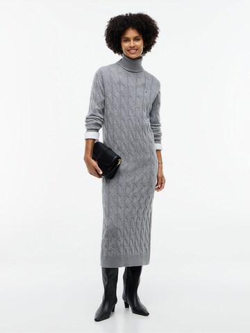 TOMMY HILFIGER Gebreide jurk in Grijs: voorkant