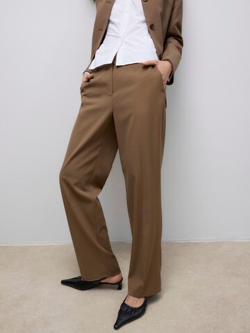 VERO MODA - regular Pantalón plisado 'AWTEELA' en marrón: frente