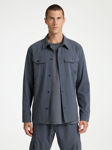 Coupe regular Chemise 'Stryke PRO' CHASIN' en gris : devant