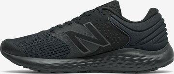 Chaussure de course new balance en noir : devant