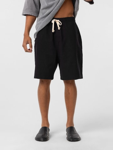 Largi Pantaloni de la Dandalo pe negru: față