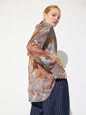 Camicia da donna di Lola Casademunt in blu: lato
