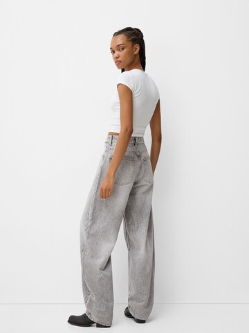 Bershka Široký strih Džínsy - Sivá