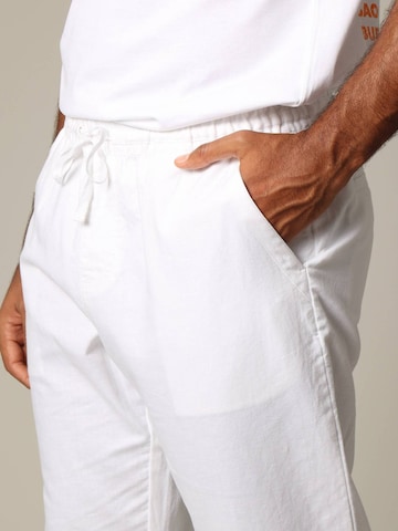 Loosefit Pantalon chino 'GLADES ' Deeluxe en blanc
