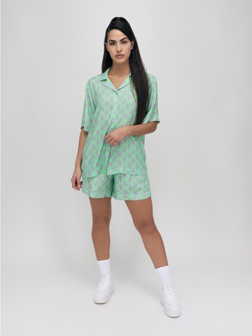 Camicia da donna 'NO SLEEP' di UNFOLLOWED x ABOUT YOU in verde