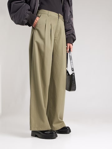 LEVI'S ® Широкий Брюки со складками в Зеленый: спереди