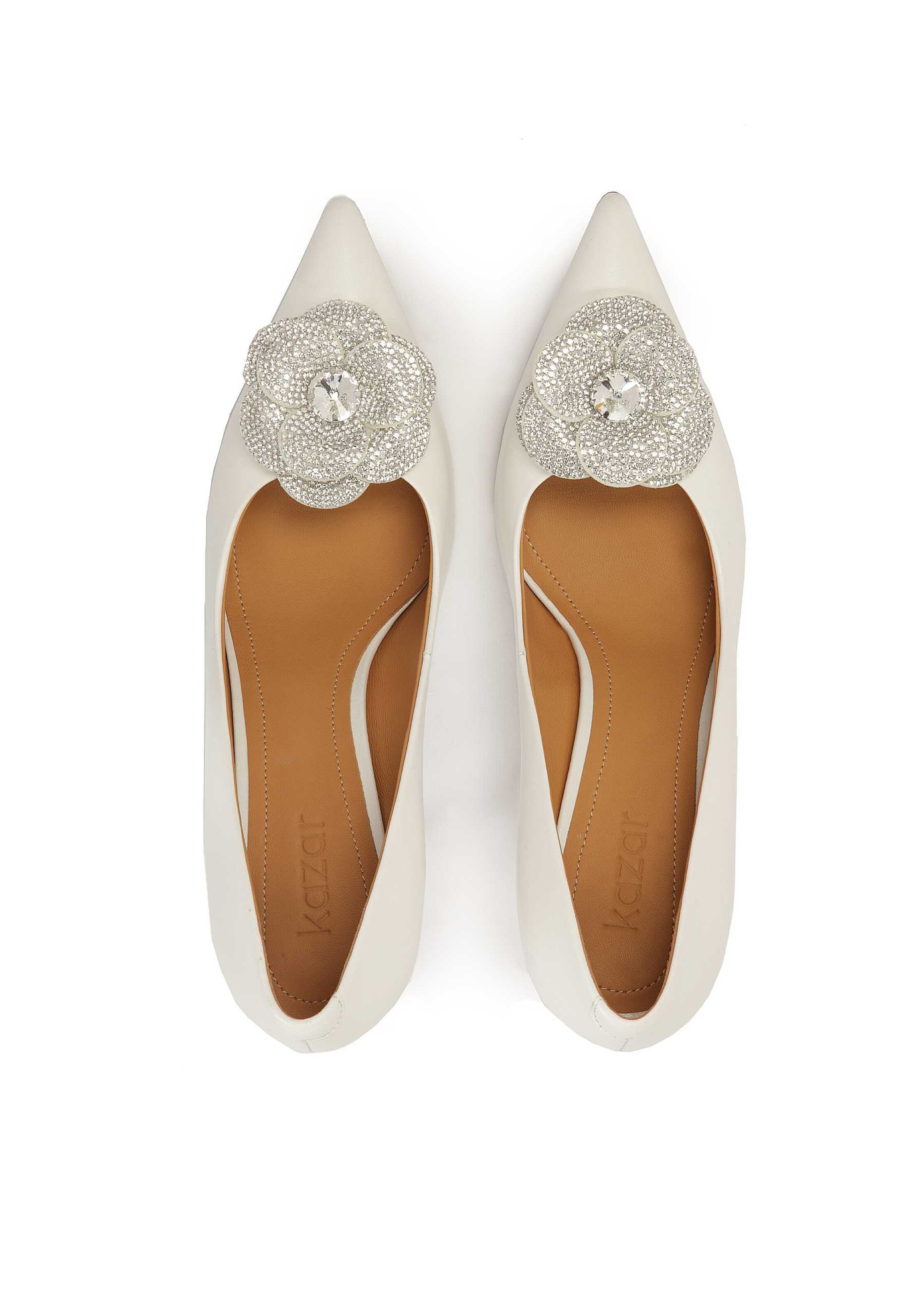 Kazar Pumps in White