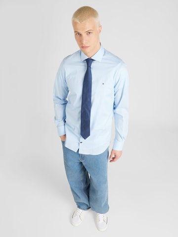 mėlyna TOMMY HILFIGER Priglundantis modelis Dalykinio stiliaus marškiniai