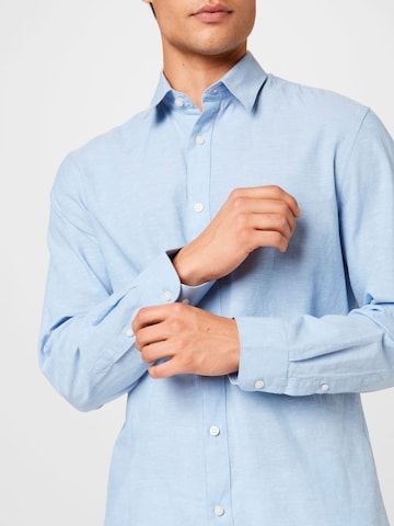 SELECTED HOMME جينز ضيق الخصر والسيقان قميص لأوساط العمل بلون أزرق