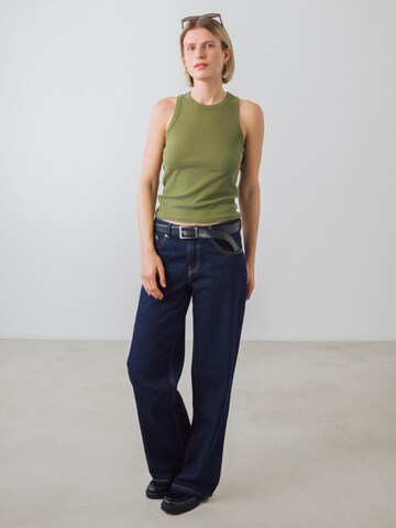 Top di Honest Basics in verde