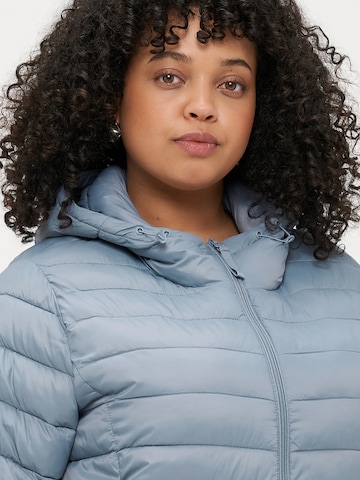 ONLY Carmakoma - Chaqueta de entretiempo 'CARTAHIA' en azul