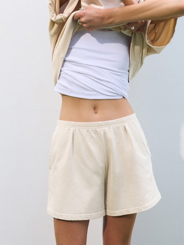 Pull&Bear Loosefit Bundfaltenshorts in Weiß: Vorderseite