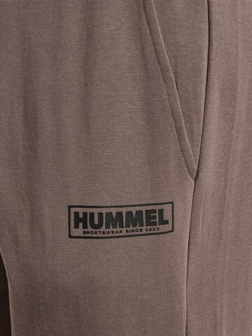 Hummel Regular Workout Pants in Brown
