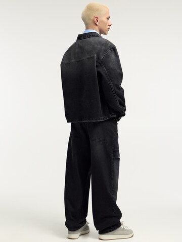 Wide leg Pantaloni eleganți de la Pull&Bear pe negru