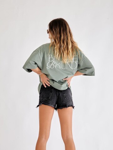 BAYSIDE BOUND Oversized shirt 'THE BAYSIDE UNISEX OVERSIZE TEE' in Groen